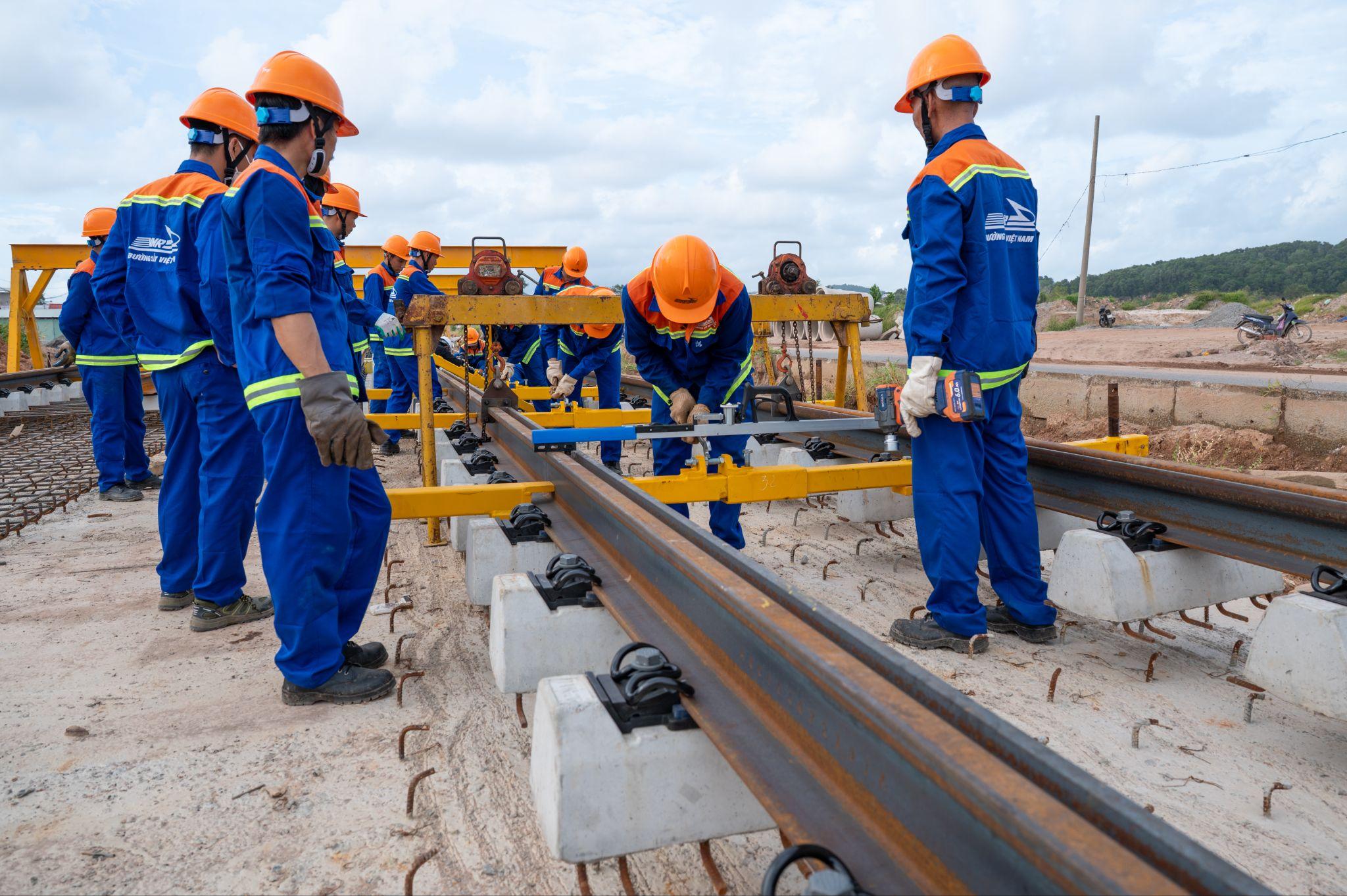 2.850 thanh ray đang được tăng tốc lắp đặt trên tuyến LRT đầu tiên tại Việt Nam ở Phú Quốc 